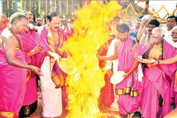 fire-accident-at-ayuta-chandi-yagam