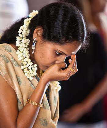 how to put tilak on forehead