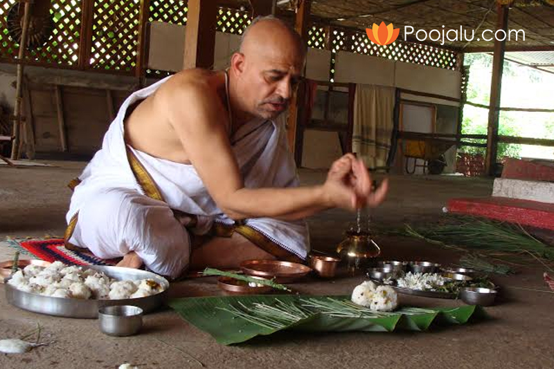 One year after a death a hindu priest conducts the shraddha rites